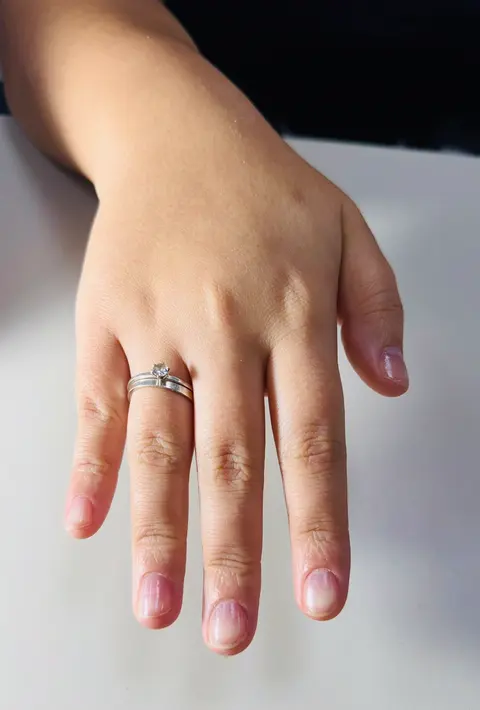 Mão com unhas naturais curtas, antes do alongamento