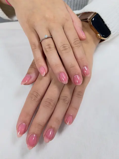 Unhas curtas em rosa translúcido