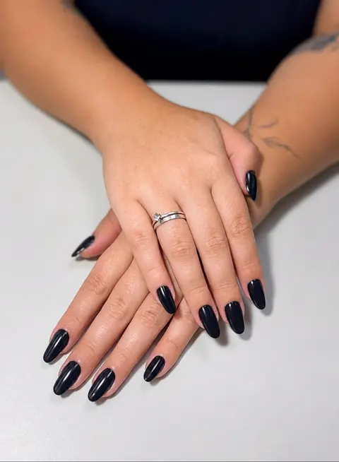 Mesma mão com alongamento amendoado preto