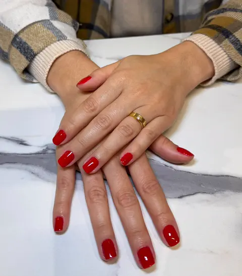 Mãos com esmalte vermelho