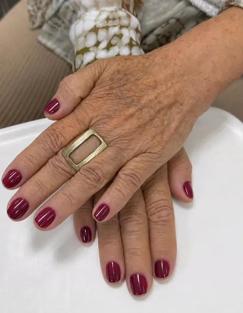 Unhas curtas cor vinho