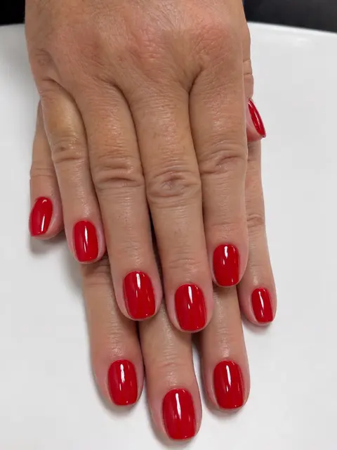 Unhas quadradas vermelhas